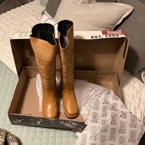 NWT Dingo brand buckskin colored leather boots